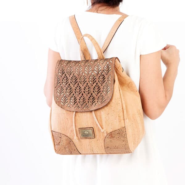 Kork-Rucksack «Folha» von Montado mit Lasercut-Muster